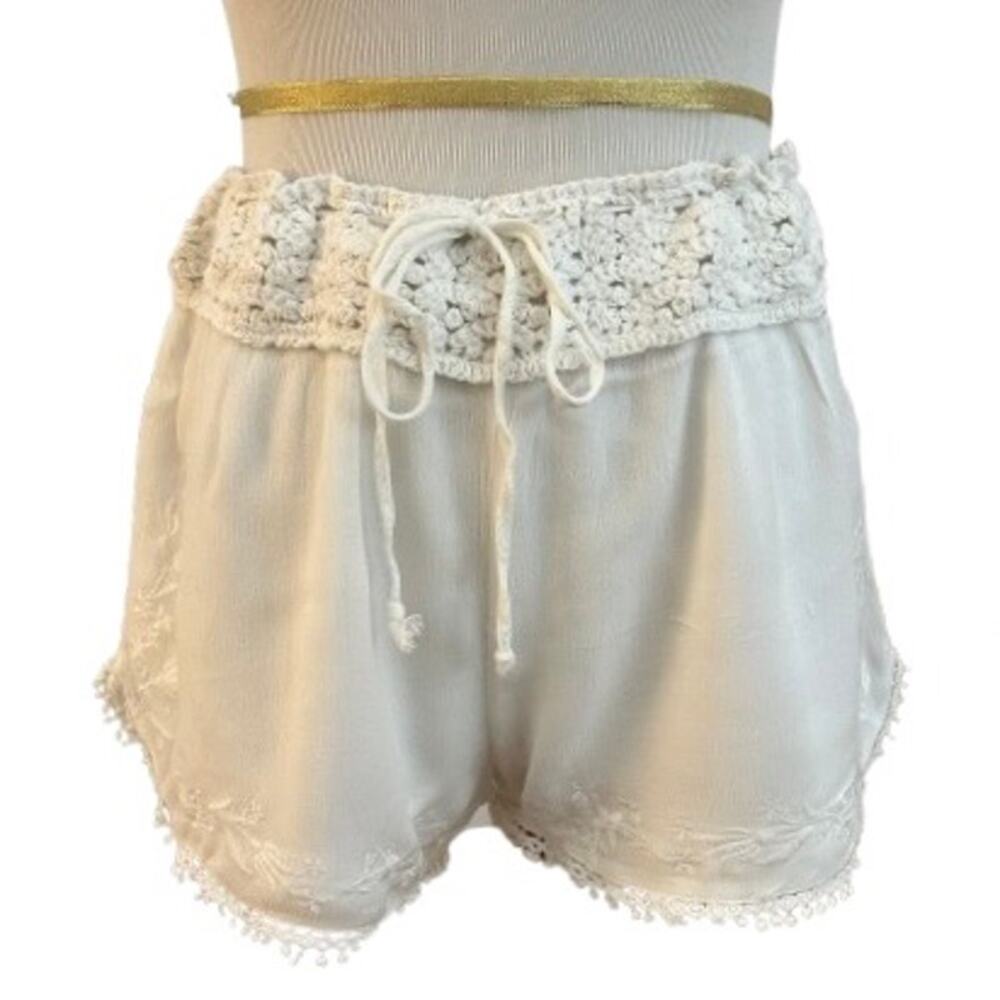 GUC Rue21 White Crochet Lace Embroidered Shorts. Size M